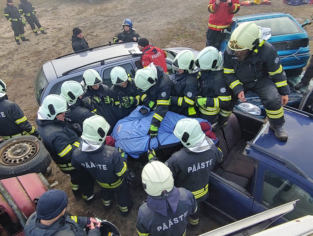 bariatric maikin takes a lot of effort to get out from wreck rescue training 20211014 bariatric maikin takes a lot of effort to get out from wreck rescue training 20211014